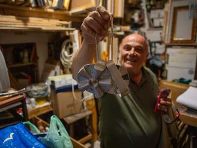 E non manca qualche oggetto antico. Damiano ce ne mostra uno in particolare: un vecchio stampino che i panettieri usavano per dare la forma alle tradizionali �rosette�. Un simbolo della tradizione famigliare dei Bove: quella che Damiano non ha voluto proseguire in nome dell�arte